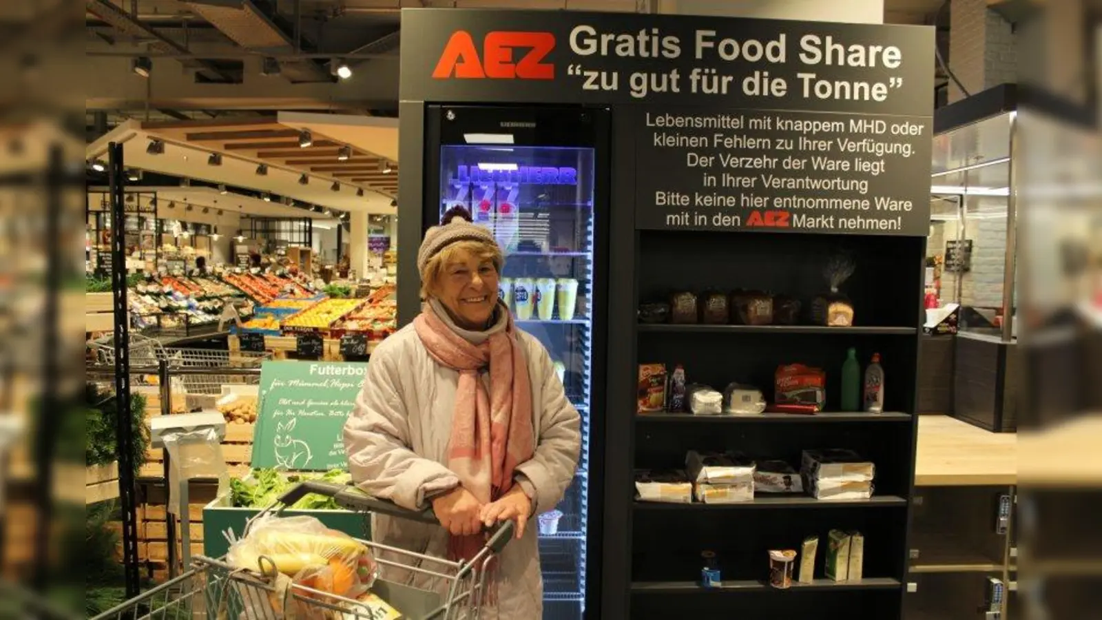 Helga Bachsteffel, Neuried: „Das ist eine ganz feine Sache von Seiten des AEZ. Bevor die Lebensmittel weggeworfen werden, erscheint es mir durchaus sinnvoll, sie noch an die Kunden weiterzugeben – und das noch kostenfrei. Das kann man doch als Verbraucher einfach nur unterstützen. Zumal die Ware sicherlich noch gut zu verzehren ist. Jeder weiß ja, dass das MHD nicht unbedingt etwas darüber aussagt, ob etwas noch gut oder schlecht ist.“ (Foto: sb)