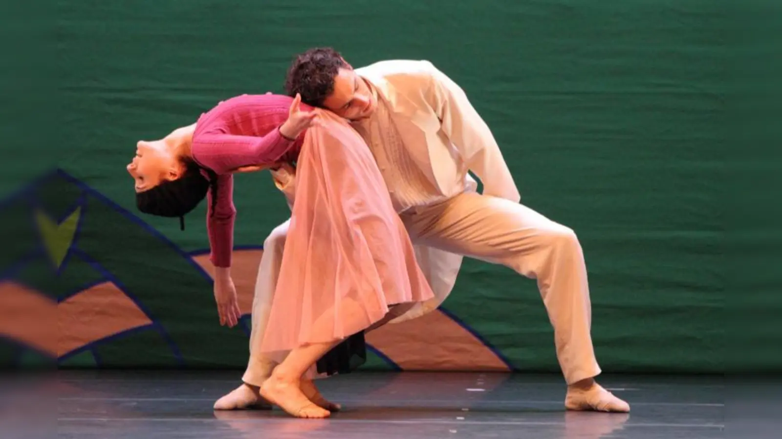 Gözde Özgür, die für Ihre Rolle als Giselle in der Zeitschrift „Tanz” als „Tänzerin des Jahres” nominiert wurde und Matej Urban, als Herzog Albrecht. (Foto: Wilfried Hösl)