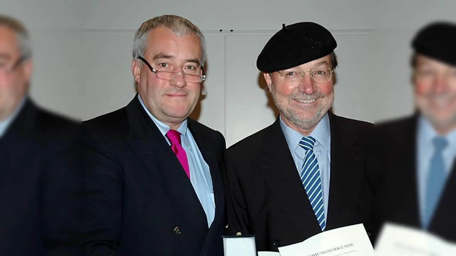 Kultusminister Ludwig Spaenle (l.) überreichte das Verdienstkreuz an Klaus Bäumler.  (Foto: KuMi)