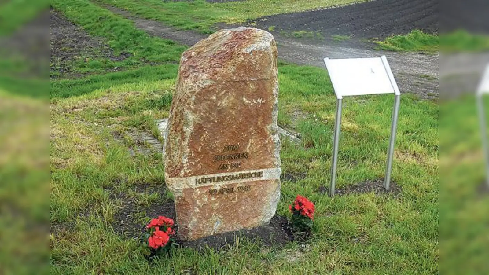 Seit Mai 2016 erinnert ein Gedenkstein an die Häftlingsmärsche in Hallbergmoos. Finanziert hat ihn zu 100 Prozent der Heimat- und Traditionsverein.	 (Foto: Karl-Heinz Zenker)
