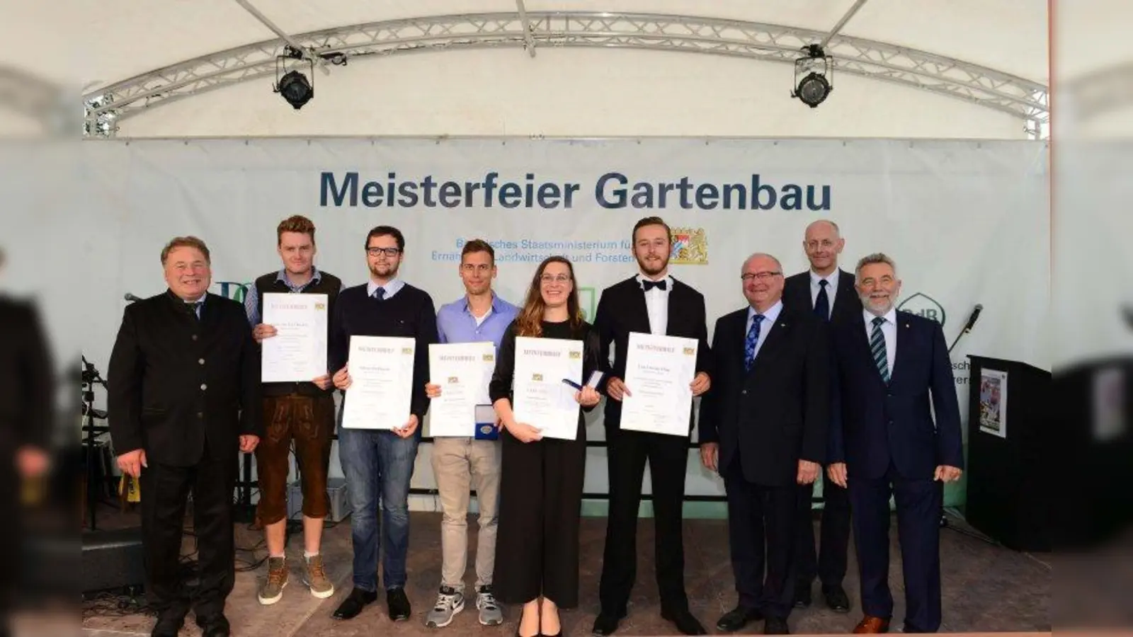 Meisterbriefe für Münchens Gärtner (von links): Staatsminister Helmut Brunner, Mario Becker (Garten- und Landschaftsbau), Simon Burkhardt (Garten- und Landschaftsbau), Robert Kirchner (Garten- und Landschaftsbau), Lydia Frotscher (Baumschule), Luis Klug (Zierpflanzenbau), Roland Albert (Präsident des Bayerischen Gärtnerei-Verbandes), Michael Kutter (Vorsitzender des Bundes deutscher Baumschulen, Landesverband Bayern), Ulrich Schäfer (Präsident des Verbandes Garten-, Landschafts- und Sportplatzbau Bayern). (Foto: Gessner / StMELF)