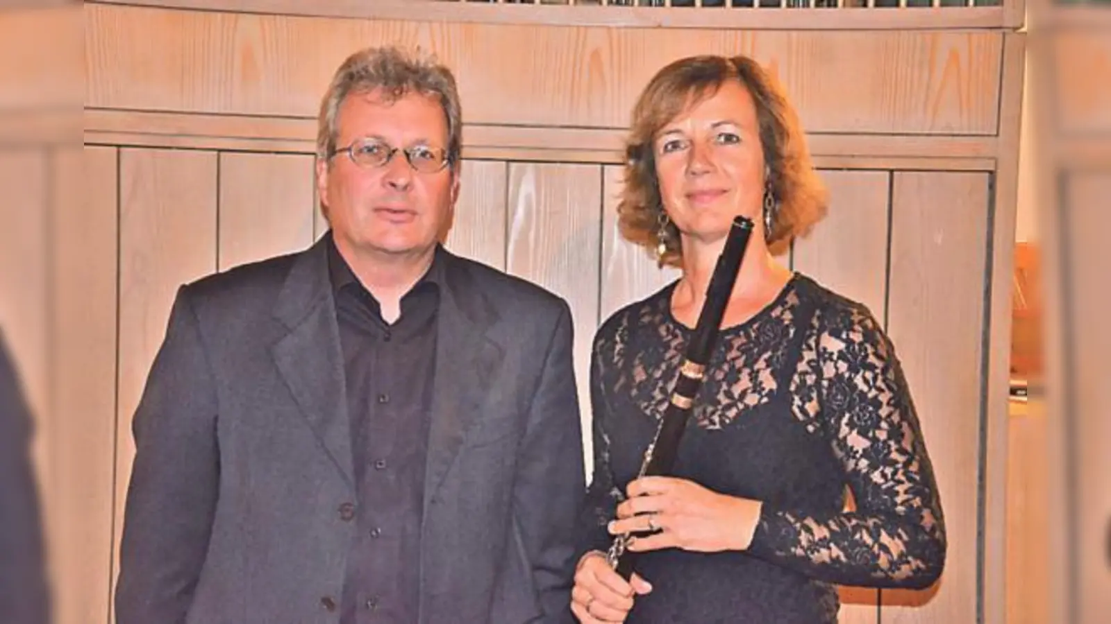 Dr. Matthias Gerstner und Annette Hartig. Neben ihrem Engagement als Soloflötistin im Orchester des Staatstheaters am Gärtnerplatz, dem sie seit 1995 angehört, spielt Annette Hartig im Thalia-Ensemble sowie im Duo »musica jani« (v.l.).	 (Foto: VA)