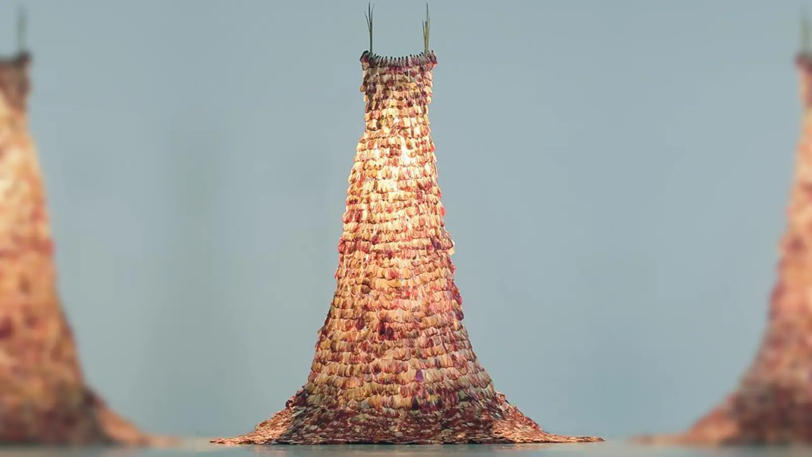 Dieses Kleidfragment ist aus Tulpenblütenblättern gefertigt worden. Es misst 200 mal 150 Zentimeter.	 (Foto: VA)