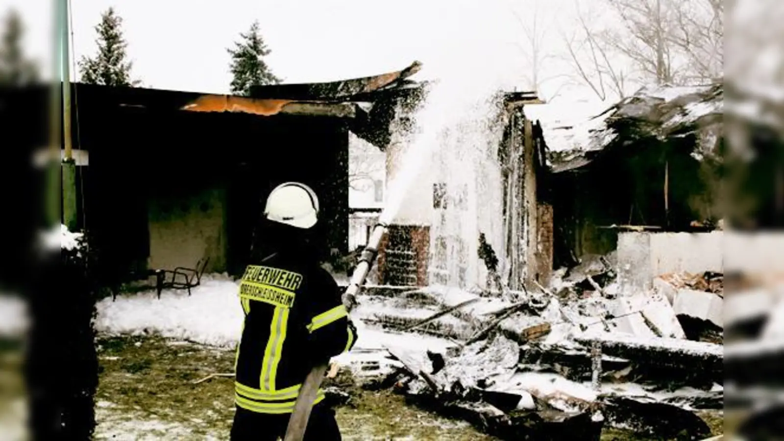 Schwere Bedingungen für die Freiwillige Feuerwehr Oberschleißheim beim Löschen.	 (Foto: Korste)