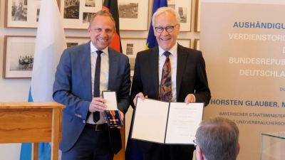 Freude bei der Auszeichnung: Bayerns Umweltminister Thorsten Glauber (l.) und Dr. Martin Held. (Foto: Grass/Evangelische Akademie Tutzing)