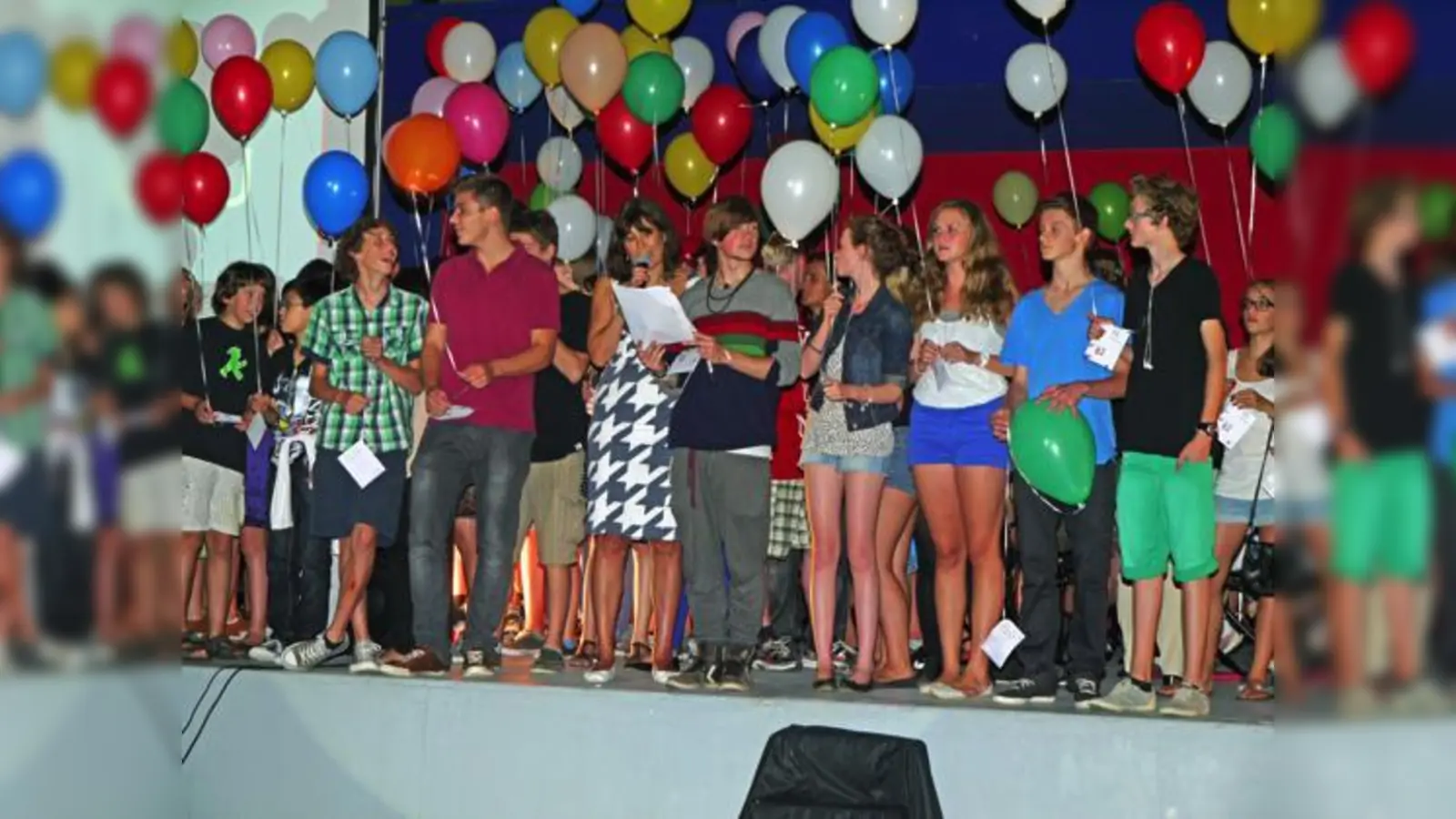 Schulleiterin Brigitte Grams-Loibl (Mitte) und Schülersprecher Florian Gernuß verlesen die Glückwünsche zum  40. Geburtstag des LMGU.	 (Foto: Kohnke)