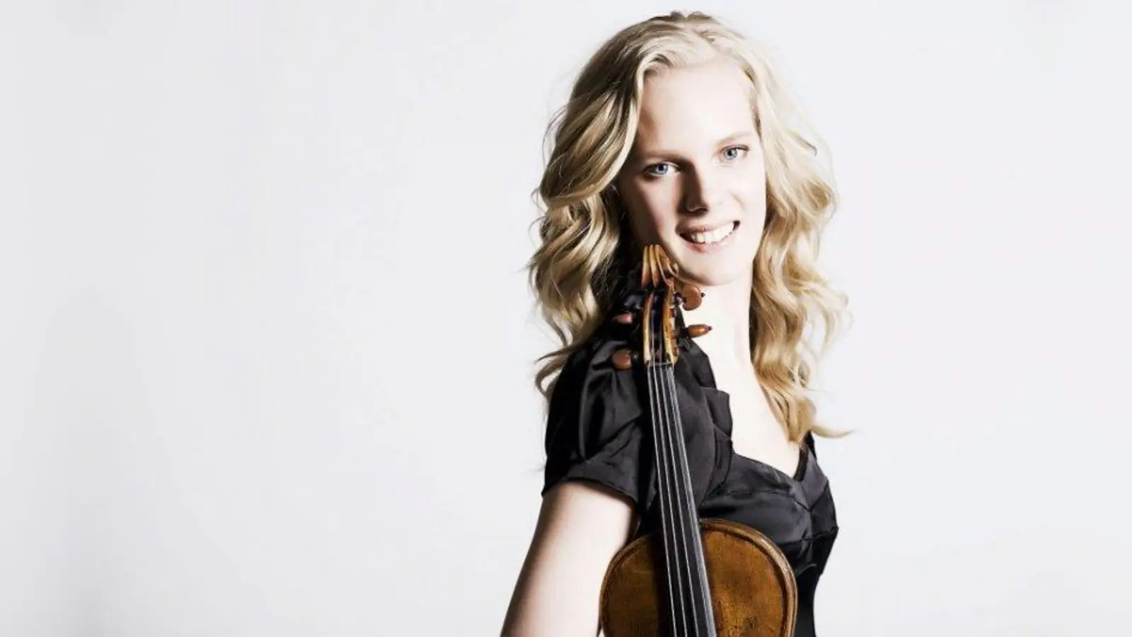 Die niederländische Geigerin Simone Lamsma wird wegen ihrer technischen Brillanz gefeiert. (Foto: © Otto van den Toorn)