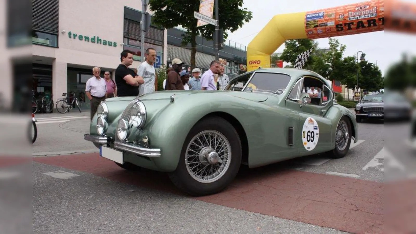 Fachmännisch beäugen die Zuschauer die alten Gefährte. (Foto: Pascal Kapp Team)