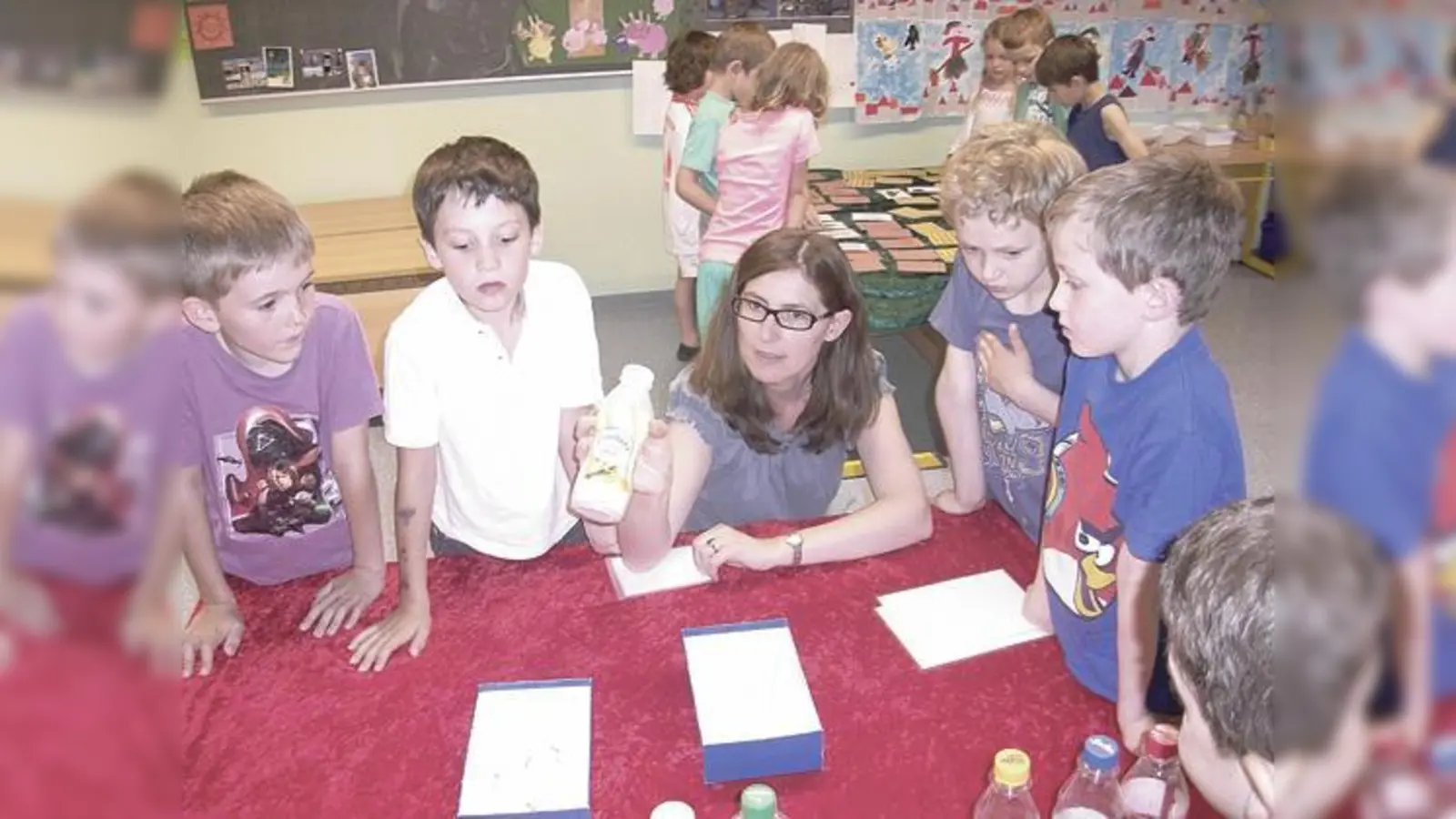 In der Grundschule Kirchseeon erklärte Heinke Kalkbrenner den Kindern, welche Lebensmittel gesund sind.	 (Foto: VA)