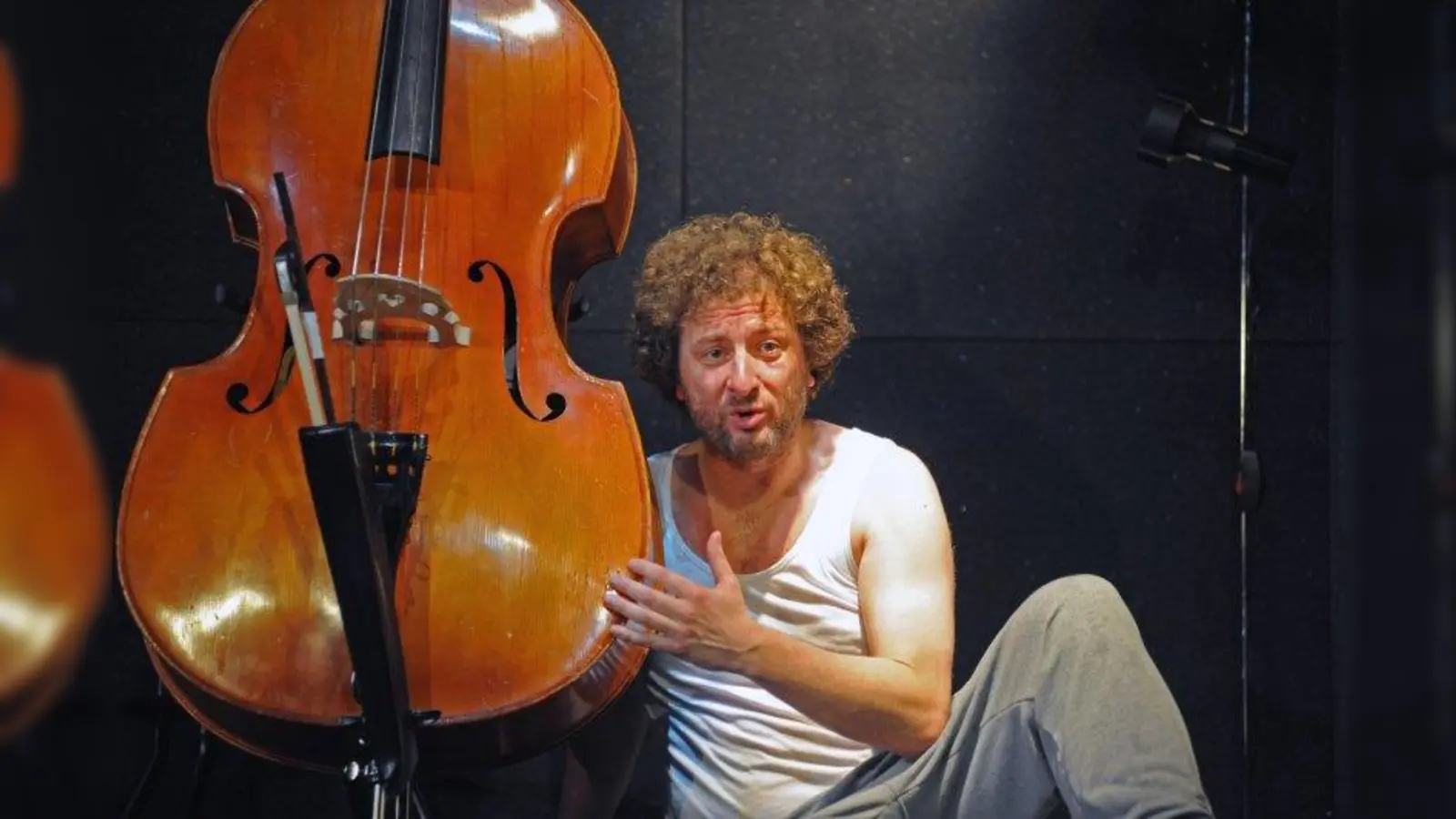 Stefan Wilkening spielt in „Der Kontrabass” den Hinterbänkler im Orchester, der sein Instrument mal liebt, mal hasst. (Foto: Anne Kirchbach)