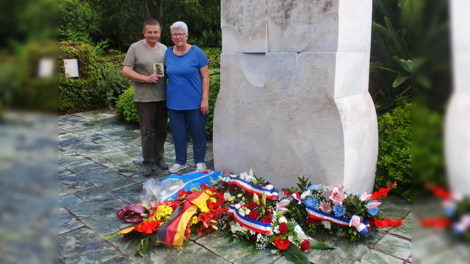 Ein Ehepaar aus Südbayern war mit einem Foto auf der Suche nach dem Grab des gefallenen Großvaters auf dem deutschen Soldatenfriedhof in Bastia.  (Foto: Otto Hartl )