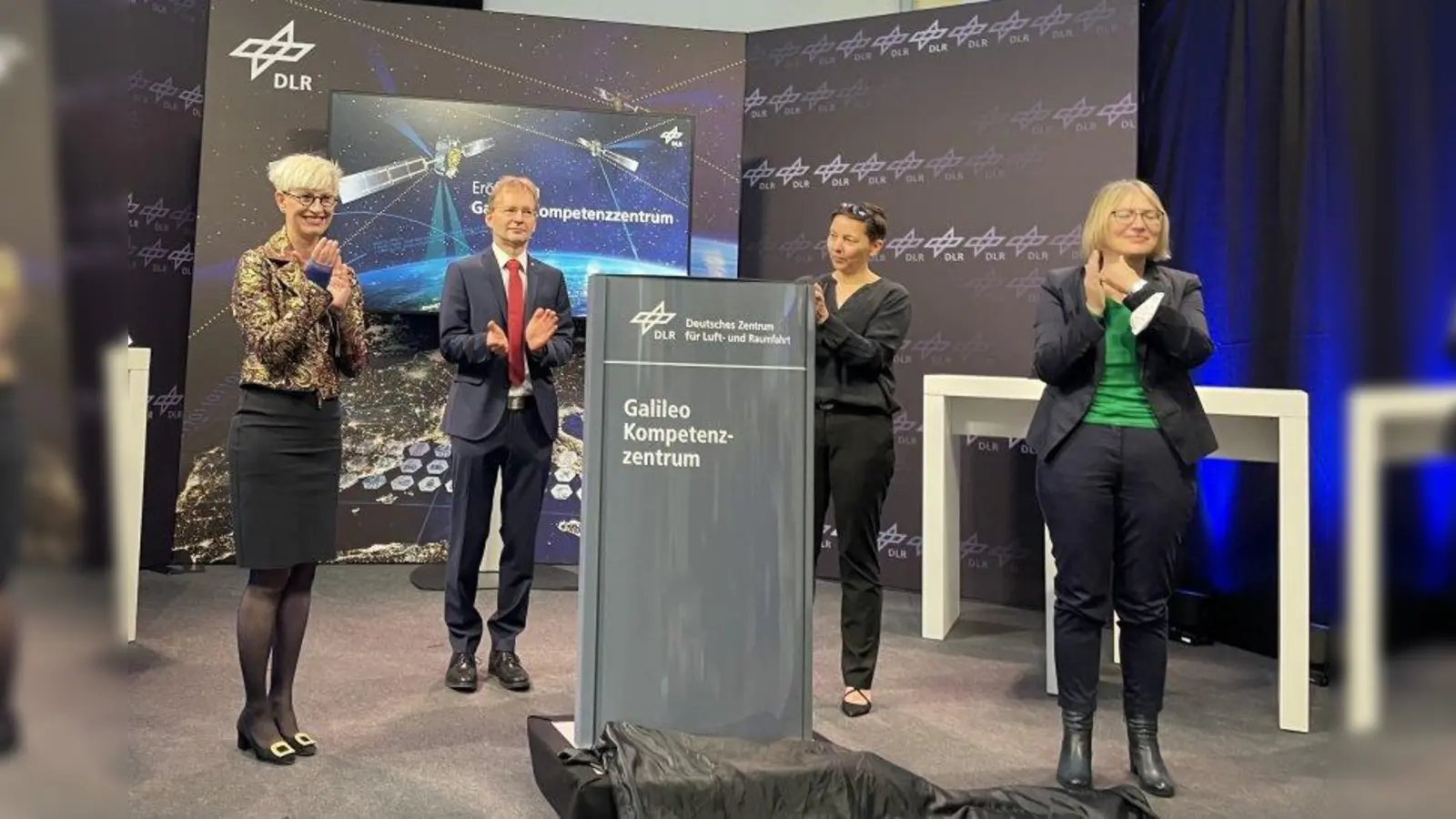 Applaus für die Stele für das Galileo-Kompetenzzentrum v. l.: DLR-Vorstandsvorsitzende Anke Kaysser-Pyzalla, Felix Huber, Gründungsdirektor des Galileo Kompetenzzentrums, Anke Pagels-Kerp, Vorstandsmitglied des DLR-Bereichs Raumfahrt und Ministerialdirektorin Sabine Jarothe. (Foto: pst)