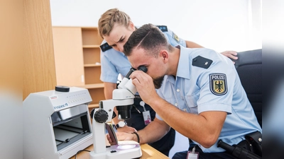 Bundespolizisten prüfen einen Pass auf seine Echtheit (Symbolbild). (Foto: BuPol)
