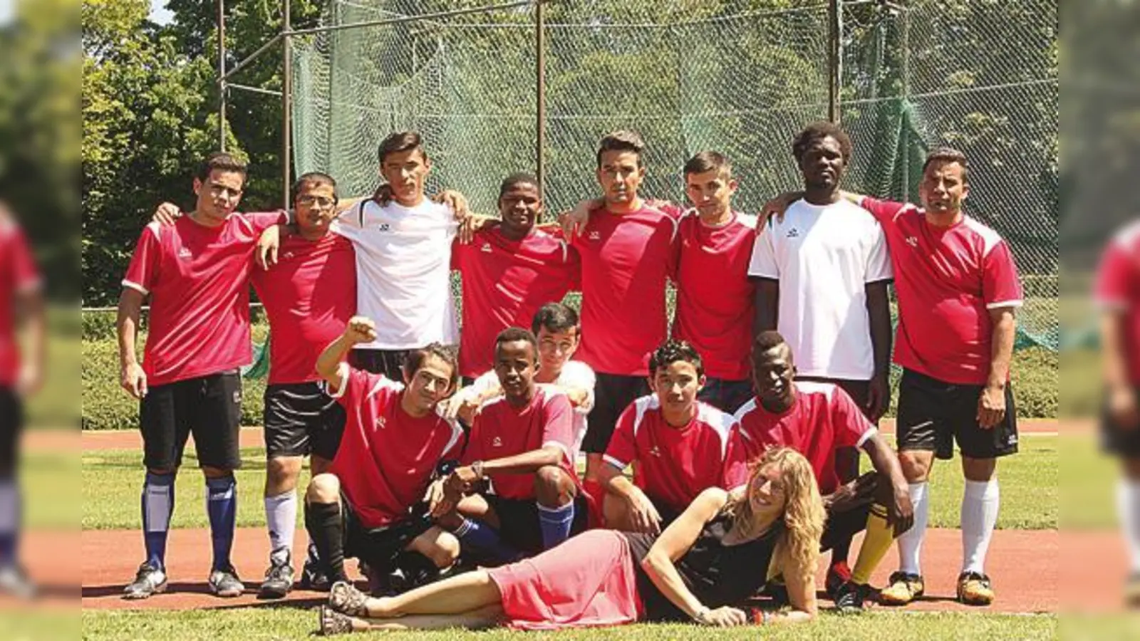 Die Fußballmannschaft »Ramasuri«, zu der Flüchtlinge und mittlerweile auch Einheimische gehören, mit Brigitte Barthmann vom Helferkreis Asyl.	 (Foto: Annabell Minow)