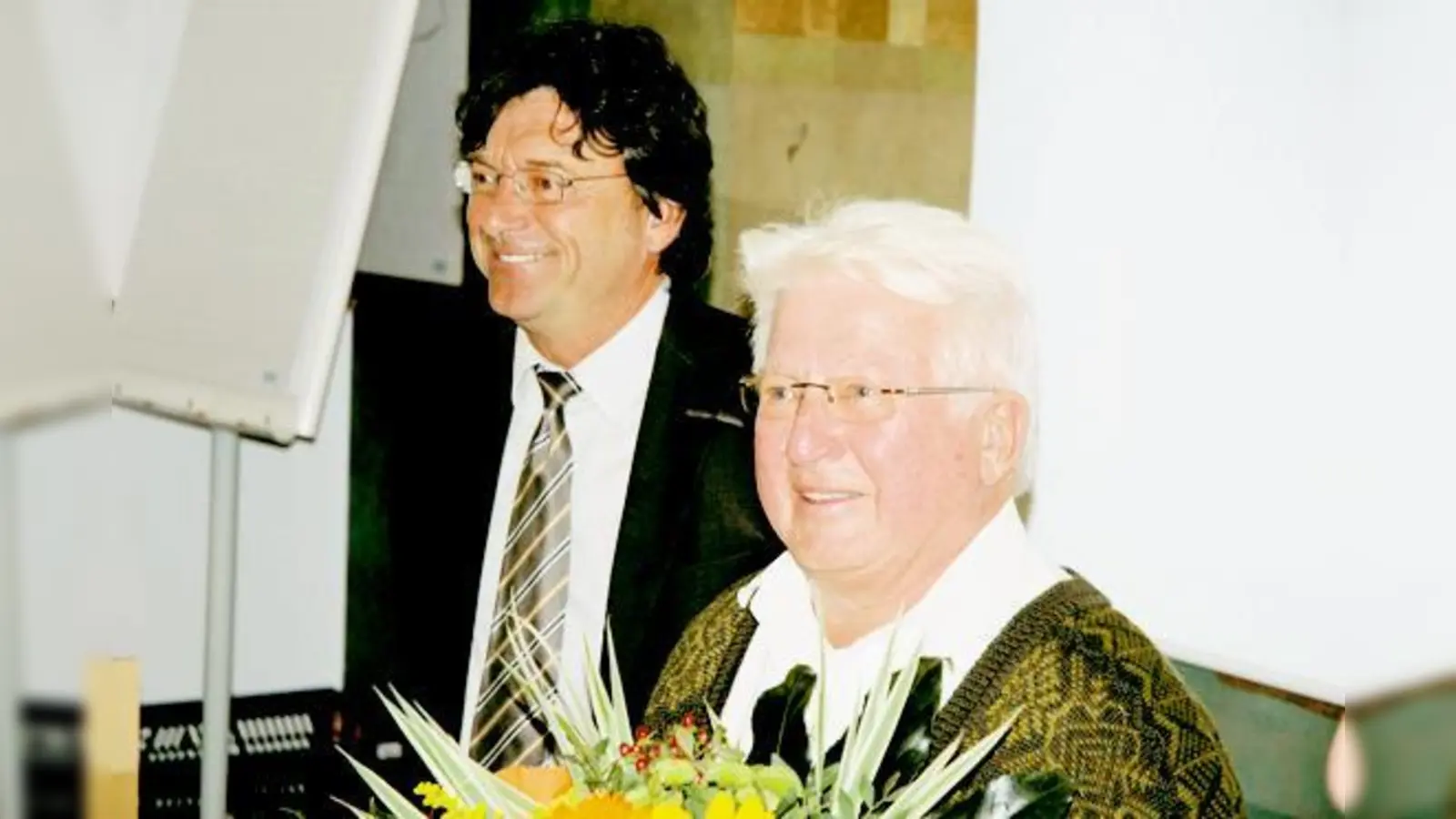 Nicht nur Bürgermeister Albert Hingerl (l.) dankte Gemeinderat Wolfgang Schubert (r.) bei dessen Verabschiedung für sein Engagement.	 (Foto: VA)