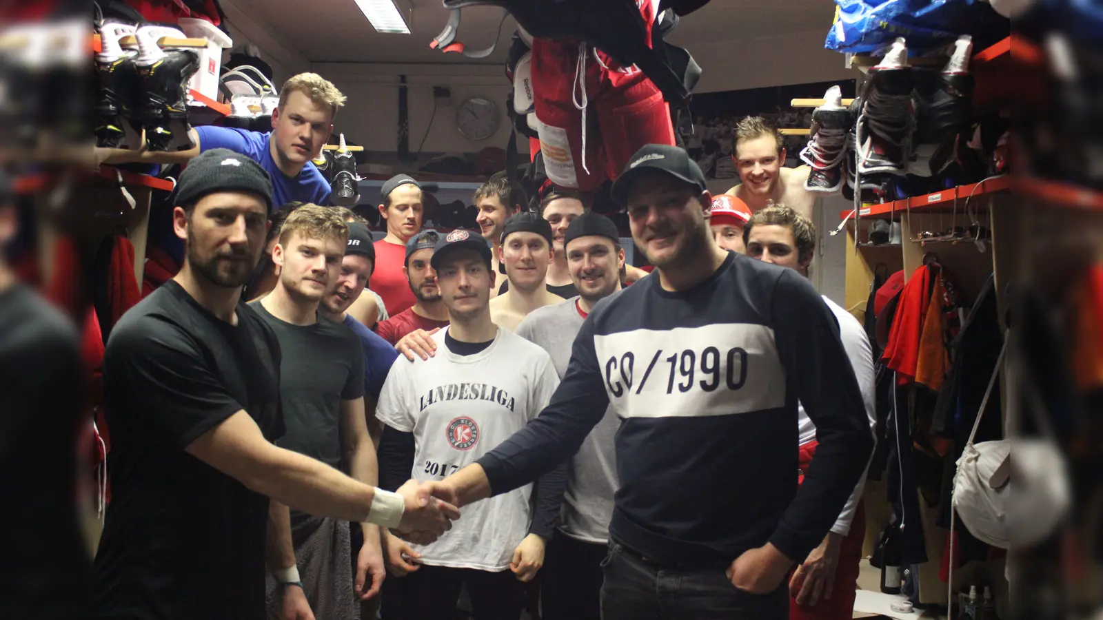Kapitän Bernd Rische mit Silvester Senger bei der Überreichung der finanziellen Unterstützung des Teams vom EHC Klostersee für den Verein Orthopädie Dritte Welt. (Foto: smg)