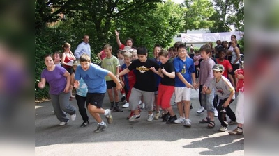 Konrektorin Eva Wobido gibt hier beim Sponsorenlauf „Kinder laufen für Kinder“ den Start frei zur ersten Runde für die Klasse 4c. (Foto: Eva Schraft)