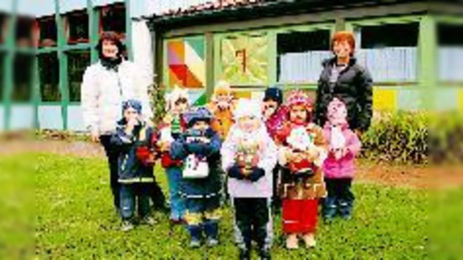 Adventskalender nach einer Idee von Leiterin E. Forstner-Schweitzer brachten die Kinder nach Unterföhring. (v.l.) Sebastian, Belinda, Viktoria, Tamara, Saskia, Jasmin, Kimia, Charlotta und Erzieherin Ruth Janzik dekorieren.	 (Foto: gf)