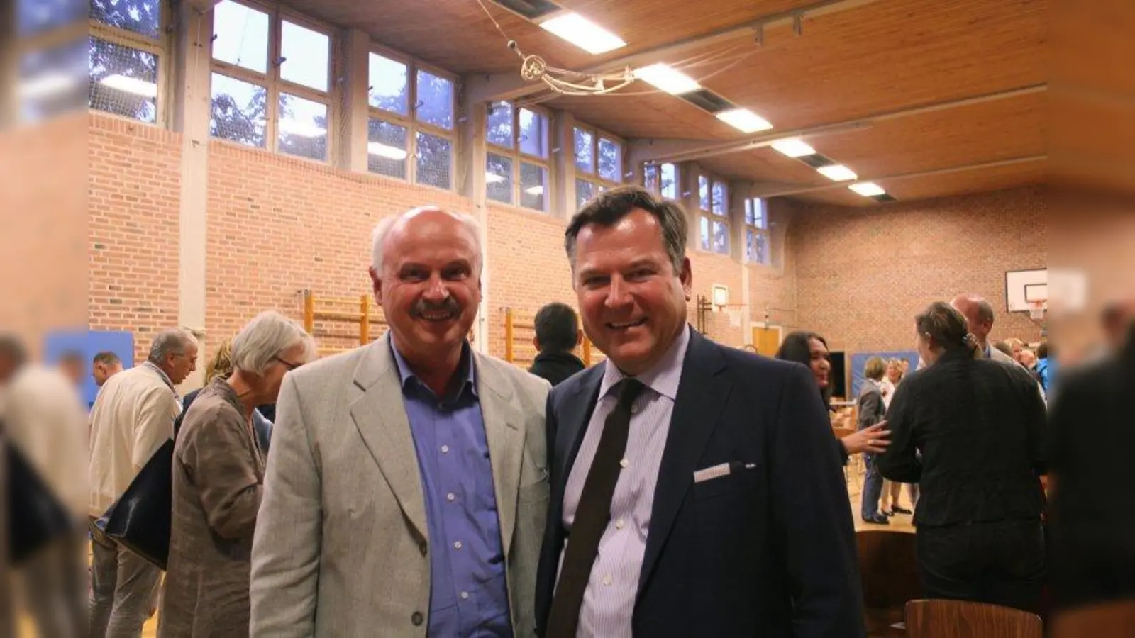 BA-Vorsitzender Romanus Scholz und Bürgermeister Josef Schmid (v.l.) bei der Obermenzinger Bürgerversammlung. (Foto: US)