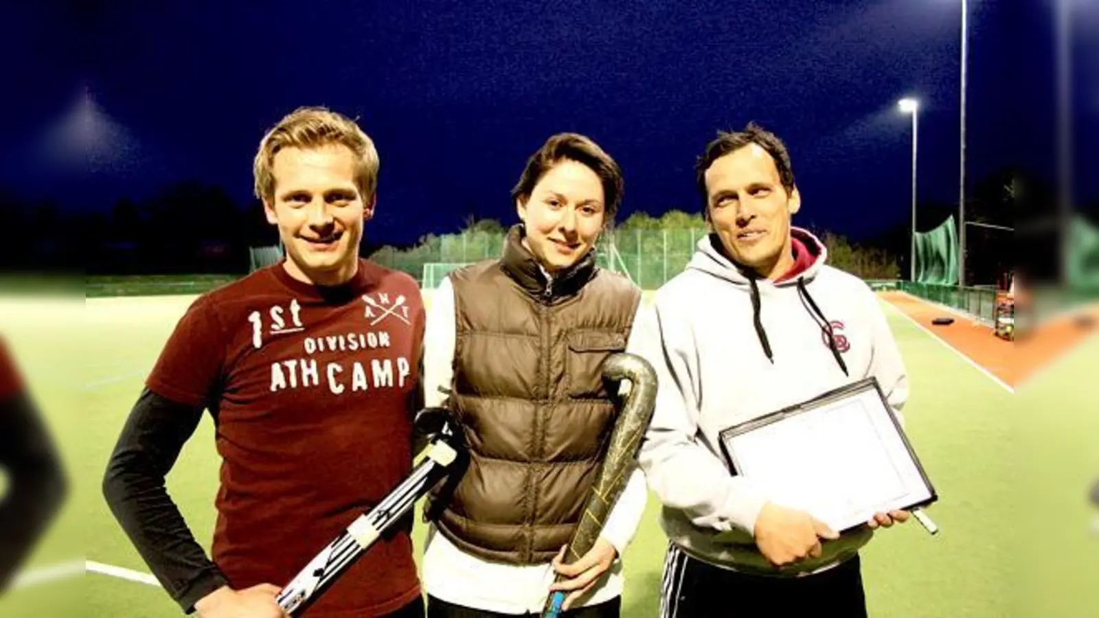Auf der Hockeyanlage des Münchner Sportclubs in der Eberwurzstraße in der Lerchenau: Herren-Kapitän Felix Greffenius, Katrin Winkelmeier von der ersten Damenmannschaft und Herren-Trainer Christoph Elste.	 (Foto: ws)