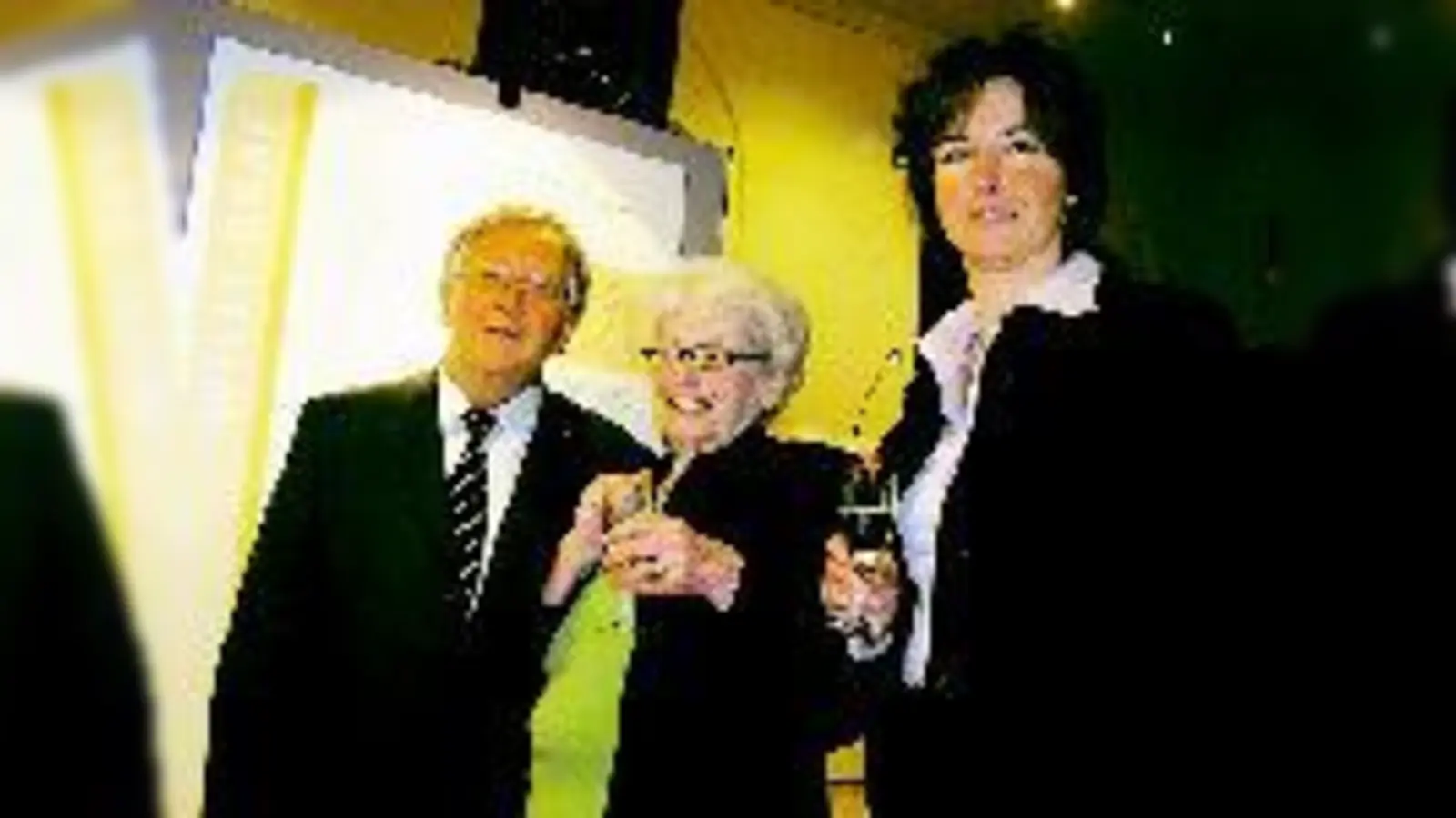 Prälat Josef Obermaier, Anneliese Knoop-Graf und Anette Schöningh (v. li.) halten das Gedenken an die »Weiße Rose« aufrecht.	 (Foto: sb)