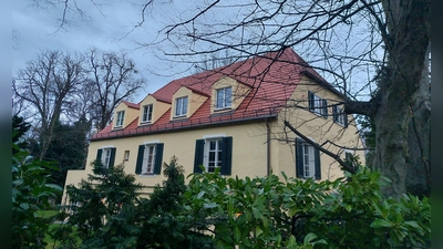 In der Hornsteinstraße 3 liegt eines von zwei Gebäuden im Stadtbezirk Bogenhausen, die mit dem Fassadenpreis 2023 ausgezeichnet worden sind. (Foto: bas)