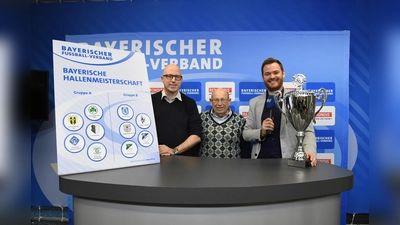 Bei der Auslosung (von links): Björn Tenger (Remondis), Heinz-Peter Birkner (BFV-Ehrenmitglied) und Moderator René Brüning-Wolter. (Foto: Bayerischer Fußball–Verband e.V.)