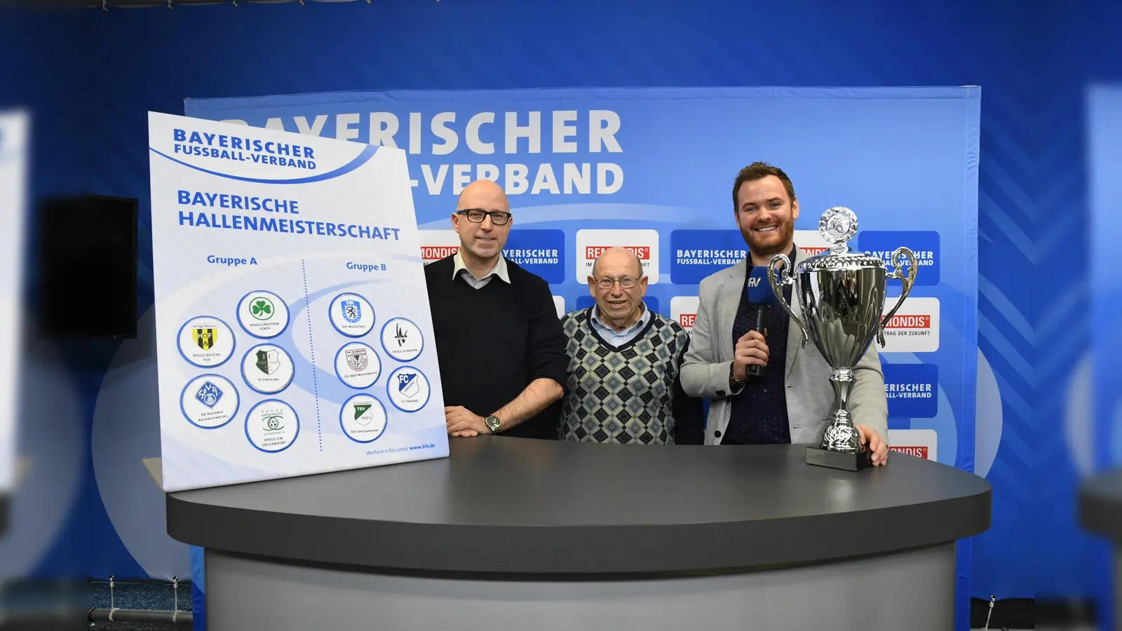 Bei der Auslosung (von links): Björn Tenger (Remondis), Heinz-Peter Birkner (BFV-Ehrenmitglied) und Moderator René Brüning-Wolter. (Foto: Bayerischer Fußball–Verband e.V.)
