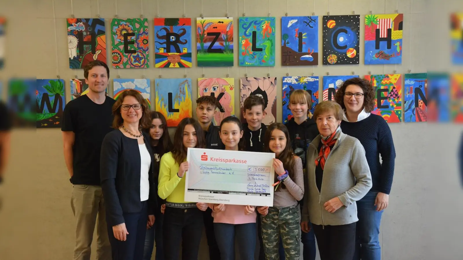 Von links: Rektorin Karin Lechner, Sportlehrer Georg Schmuker, die Kinder, Vorsitzende Brigitte Scholle und stellvertretende Vorsitzende Juliana Scholle. (Foto: privat)