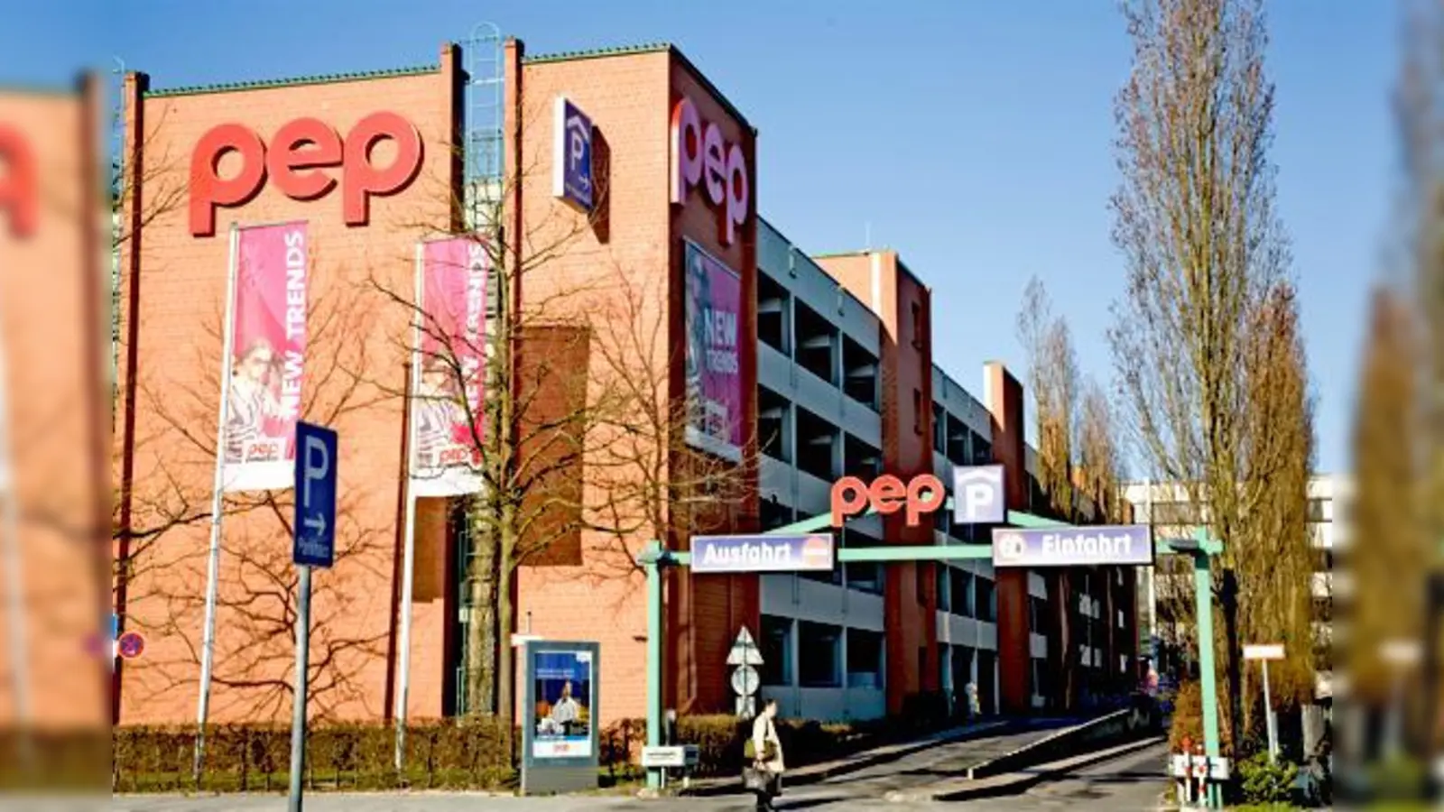 Läuft alles nach Plan, soll das Parkhaus Nord 2015 abgerissen und durch einen Neubau ersetzt werden, der auch zusätzliche Ladenflächen bietet.	 (Foto: pep)