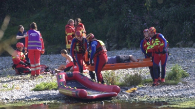Die Wasserwacht trainierte verschiedene Szenarien. (Foto: WW Freising)