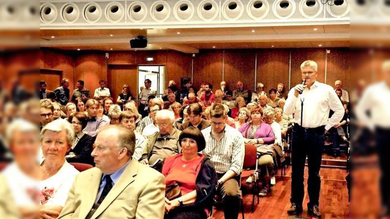 So wie Patrick Waubke (r.) nutzten einige der 300 Besucher die Möglichkeit, sich an der Diskussion über den Fasanenpark zu beteiligen. 	 (Foto: Kohnke)