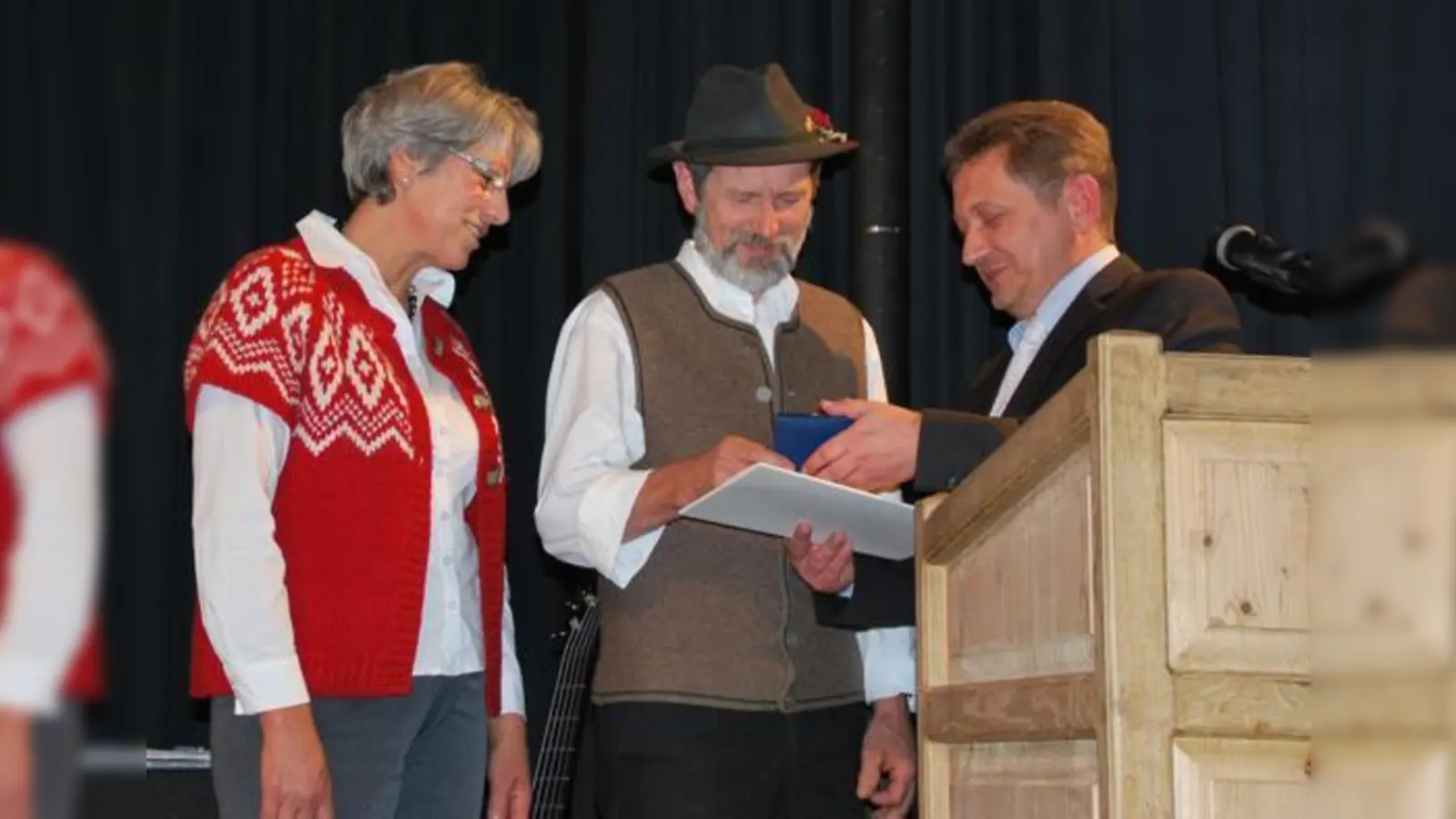 Kathi Karl, Josef Karl, Erster Bürgermeister Klaus Korneder (von links).	 (Foto: privat)