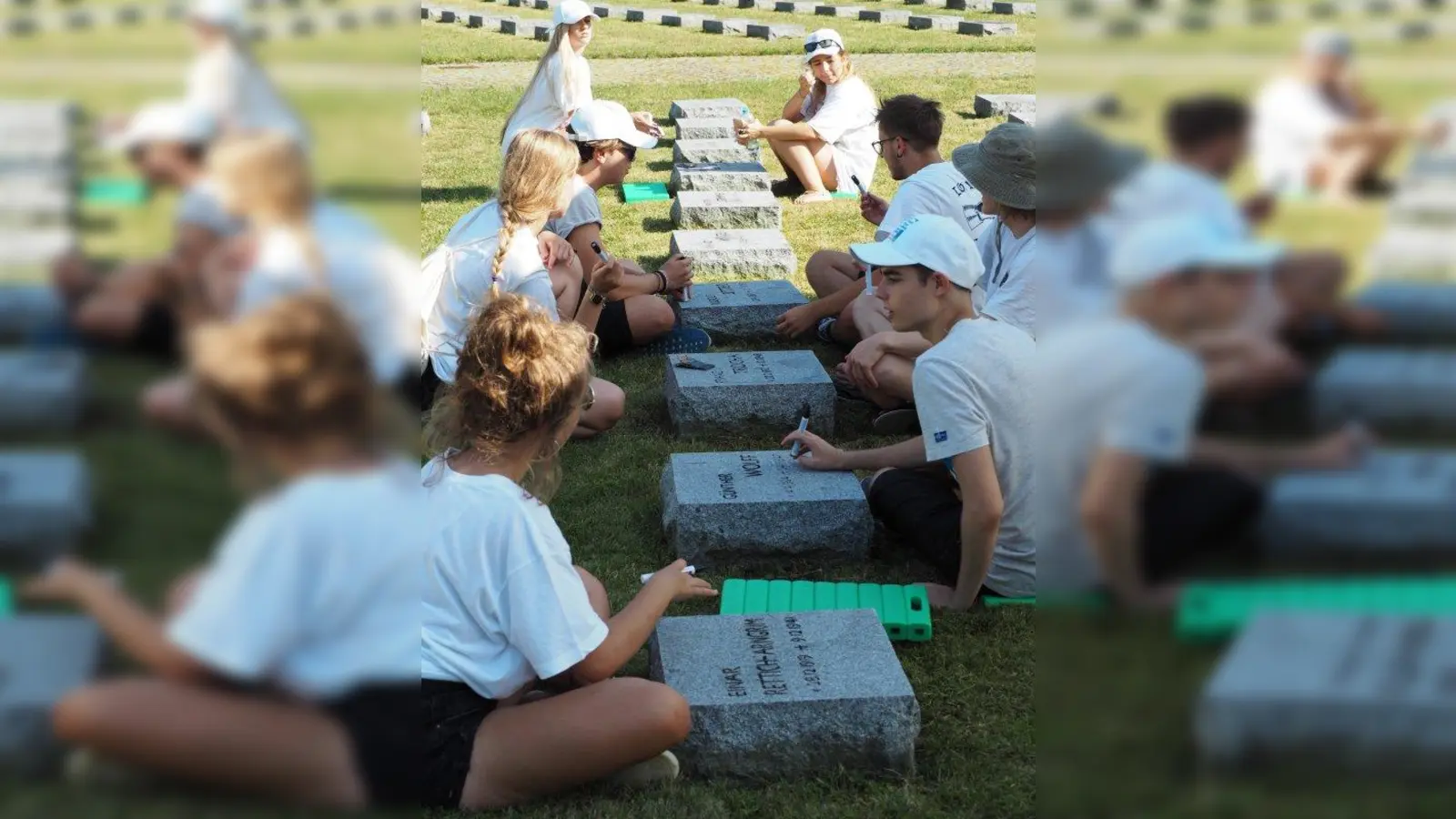 Junge Leute pflegen die Gräber der Opfer von Krieg und Gewaltherrschaft auf dem Waldfriedhof. (Foto: Volksbund)