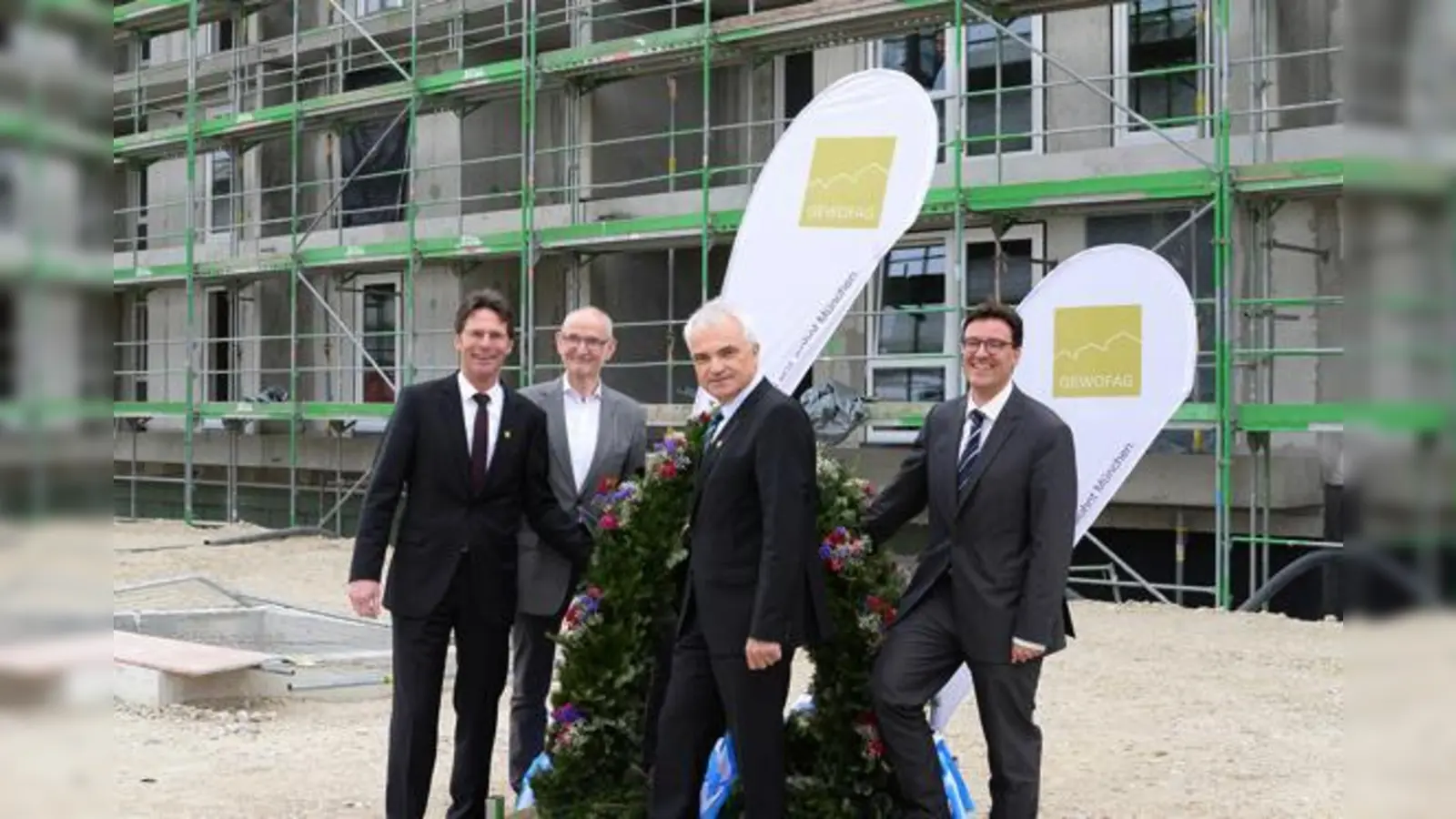 Feierten gemeinsam: (v. l.) Dr. Klaus-Michael Dengler, Sprecher der Geschäftsführung der GEWOFAG; Kommunalreferent Axel Markwardt; Sigismund Mühlbauer, Geschäftsführer der GEWOFAG; Christian Amlong, stellvert- Aufsichtsratsvorsitzender.  (F.: Gewofag)