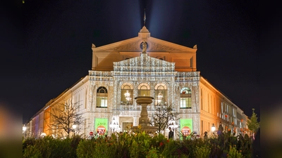 Das Gärtnerplatztheater wird zur Lichtwoche 2019 in Lichtkunst getaucht. (Foto: Sara Kurig)