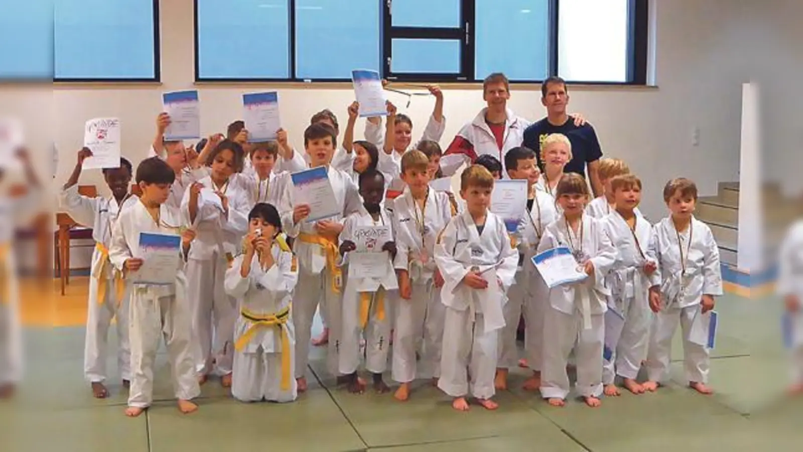 Neben den kleinen Kämpfern waren auch Kampfsportmeister für Karate, Kickboxen, Teakwondo, Jiu Jitsu, und Boxen	 beim Freundschaftsturnier mit dabei. 	 (Foto: Verein)