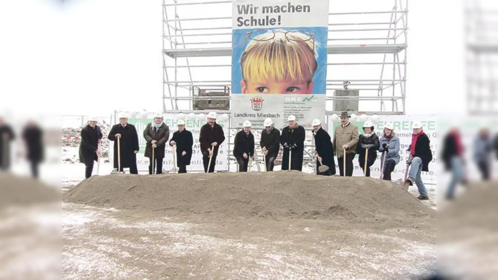 Beim Spatenstich für die neuen Holzkirchner Schulen legten sich die Verantwortlichen gemeinsam ins Zeug. (v. l.): Bertrand Rasse, Landrat Jakob Kreidl, Johannes Huismann, MdL Alexander Radwan, Bürgermeister Josef Höß und Elisabeth Dasch.  (F.: Pietsch)