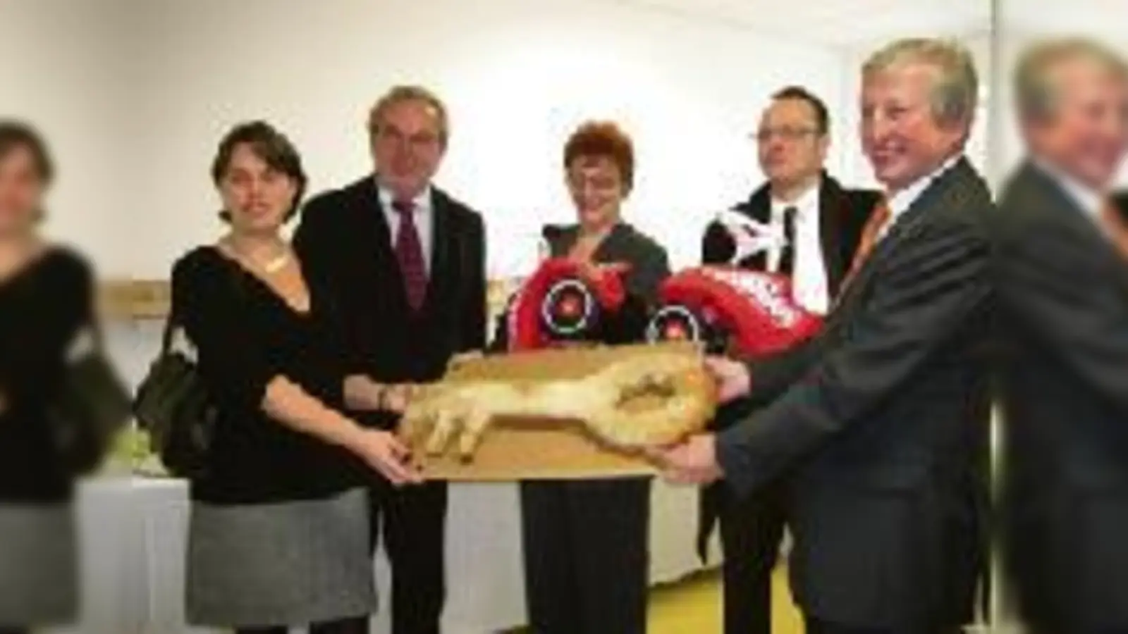 Kürzlich übergab Unterföhrings Bürgermeister Franz Schwarz den Schlüssel für die neue Kinderkrippe an der Straßäckerallee.	 (Foto: Gemeinde)