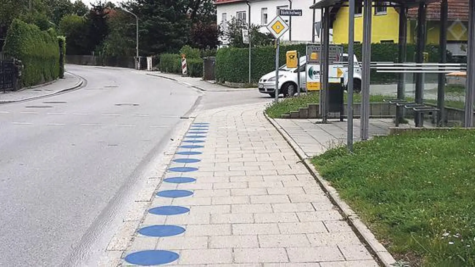 Pünktlich zum Schulanfang hat die Gemeinde Haar für die beiden Bushaltestellen »Salmdorf Kirche« und »Salmdorf Siedlung« eine neue Warnblinklichtregel angeordnet. 	 (Foto: Gemeinde Haar)