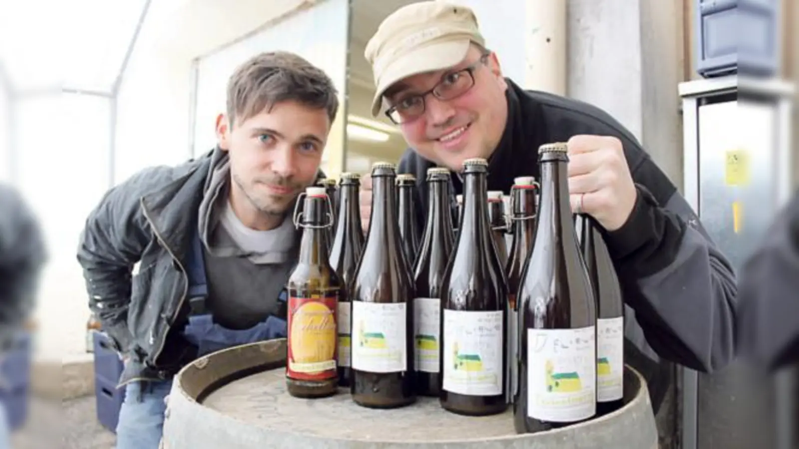 Brauer Florian Sommer und der Giesinger Bräu, Steffen Marx mit einer kleinen Auswahl an ihren selbstgebrauten Köstlichkeiten.	 (Foto: Privat)