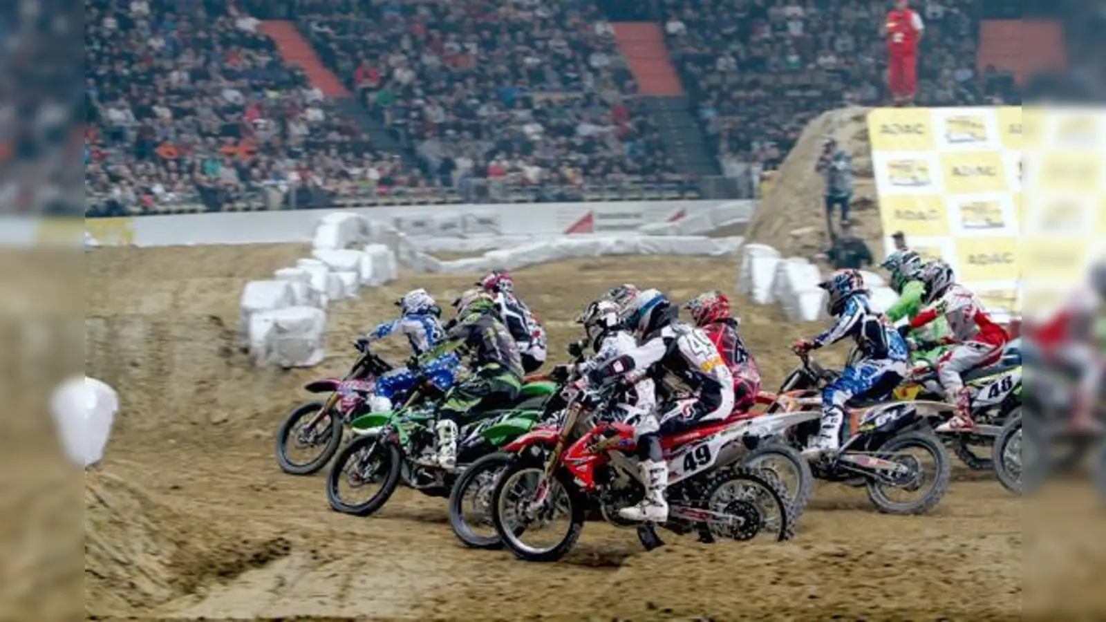 Top-Piloten aus Europa und Übersee liefern sich beim ADAC Supercross München am vierten Adventwochenende in der Olympiahalle beinharte Duelle und atemberaubende Überholmanöver.	 (Foto: ADAC/Sykora)