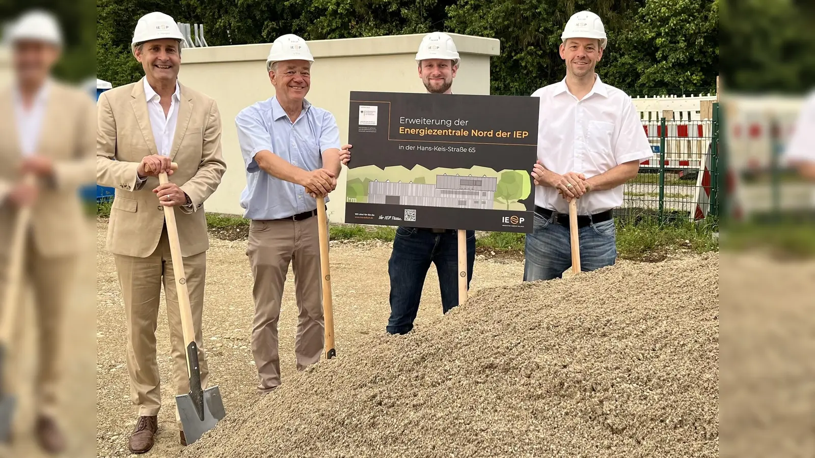 Spatenstich in Pullach für die Erweiterung der Energiezentrale Nord der IEP (von links): IEP-Geschäftsführer Helmut Mangold, IEP-Aufsichtsratsvorsitzender und zweiter Bürgermeister von Pullach, Andreas Most, sowie IEP-Mitarbeiter Michael McRae und Alexander Seitz-Gutmann. (Foto: IEP-Pullach.de)