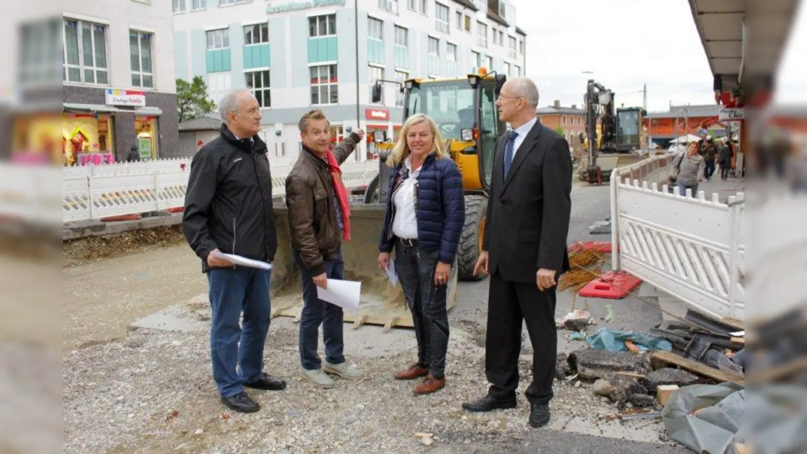 „Wir vermissen eine Baustellenaufsicht”: Robert Scheerer, Florian Boniberger, Jutta Nestler und Dieter Janssen (v.l.) in der Bäckerstraße. (Foto: US)