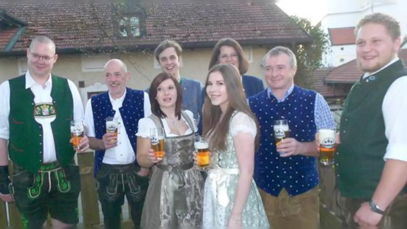 Bei der Bierprobe: Braumeister Jan Opper, Christian Kainz, Bräu Gregor Schlederer, Vroni Kainz, Bürgermeisterin Angelika Obermayr, Theresa Kainz, Festwirt Anton Kainz und der neue Braumeister Johannes Hartwig.	 (Foto: Otto Hartl)