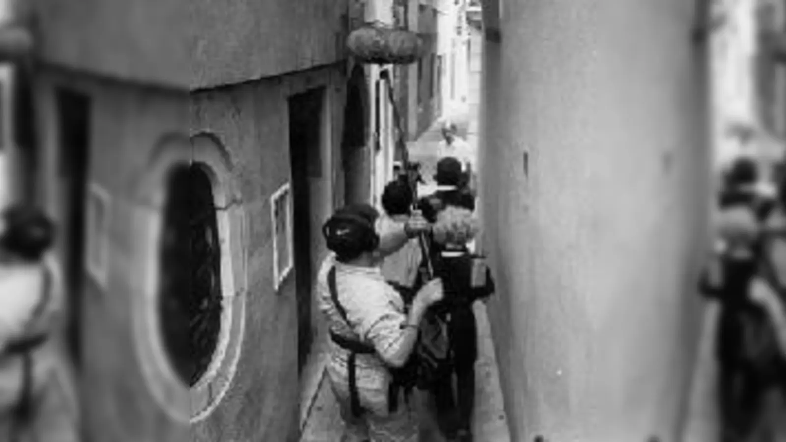 Ganz nah dran am echten Venedig: Das Filmteam streift durch die Stadt.	  (Foto: VA)