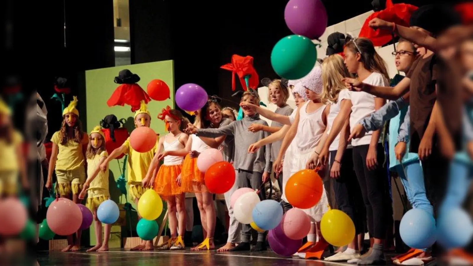 „Wir als Musikschule leben vom gemeinsamen Musizieren, vom Zusammenspiel und den vielen verschiedenen Auftrittsmöglichkeiten im Rahmen dessen. Das ist quasi unser Alleinstellungsmerkmal.“ Musicals wie „Schwein gehabt! Da rocken ja die Hühner“ sind vorerst auf Eis. Kleingruppen- und Ensemblearbeit ist dagegen wieder möglich. (Foto: us/archiv)