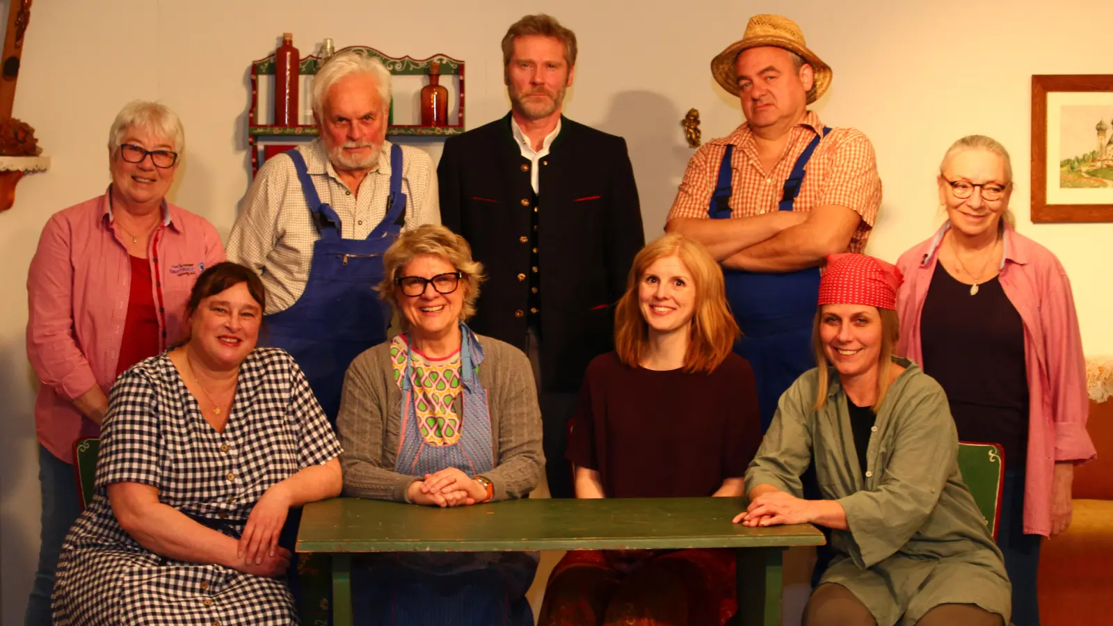 Das Ensemble des Stückes „Allein unter Kühen” (sitzend v.l.) Manuela Gschossmann, Karin Zibell, Barbara Menth, Ulli Hanisch sowie (stehen v.l.) Regisseurin Hanni Göppel, Rainer Bartsch, Reinhold Forster, Alexander Tropschug und Souffleuse Brigitte Stabbauer. (Foto: Gerd Neumayer, Ammerseer Theaterverein)