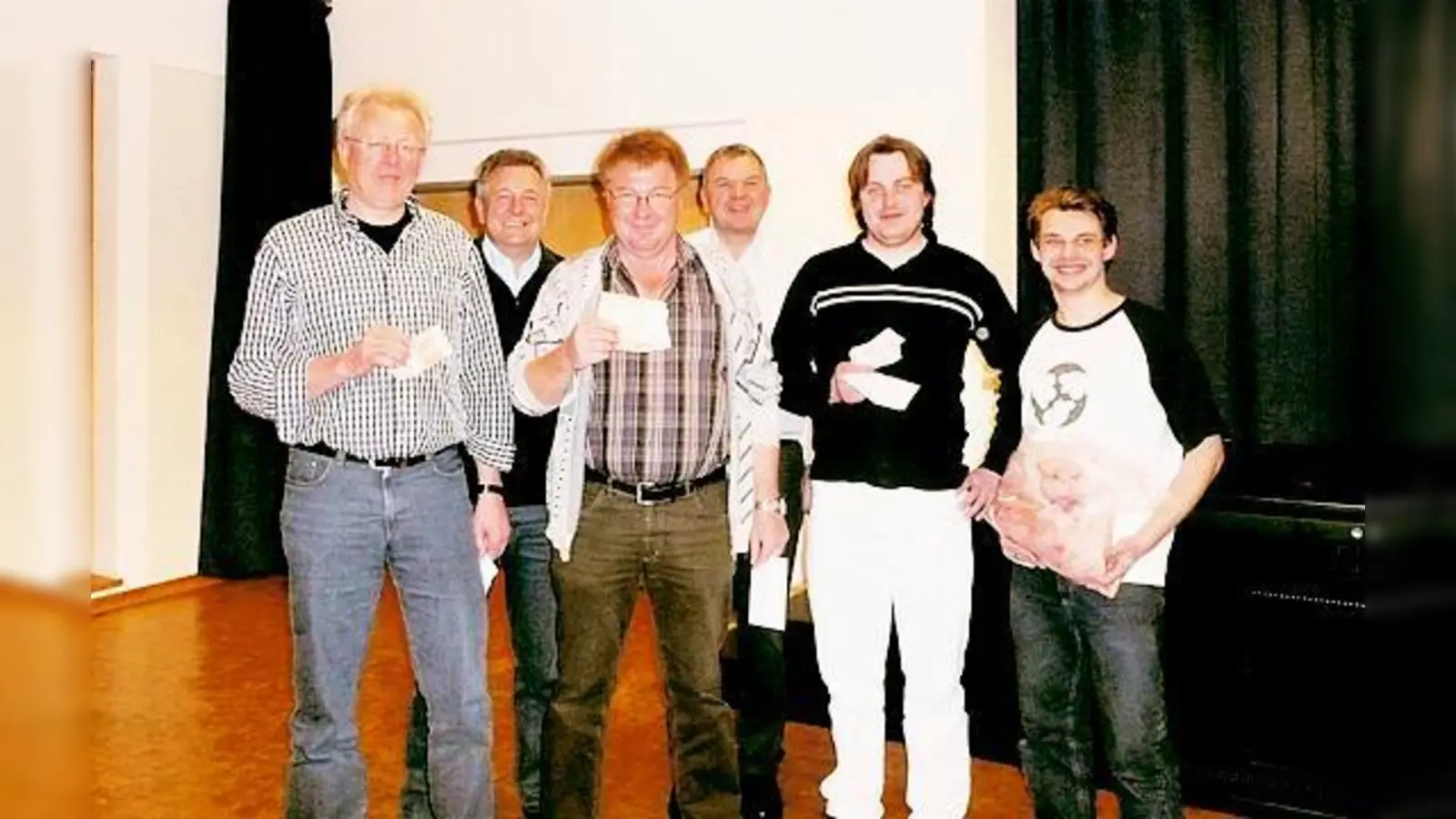 Hubert Kraus, Reinhard Mayer, Jens Krätzig und Stefan Gruber (1. Reihe von li.) waren die glücklichen Sieger. Im Hintergrund: Georg Rittler und CSU-OV-Vorsitzender Bernhard Graber.	 (Foto: VA)