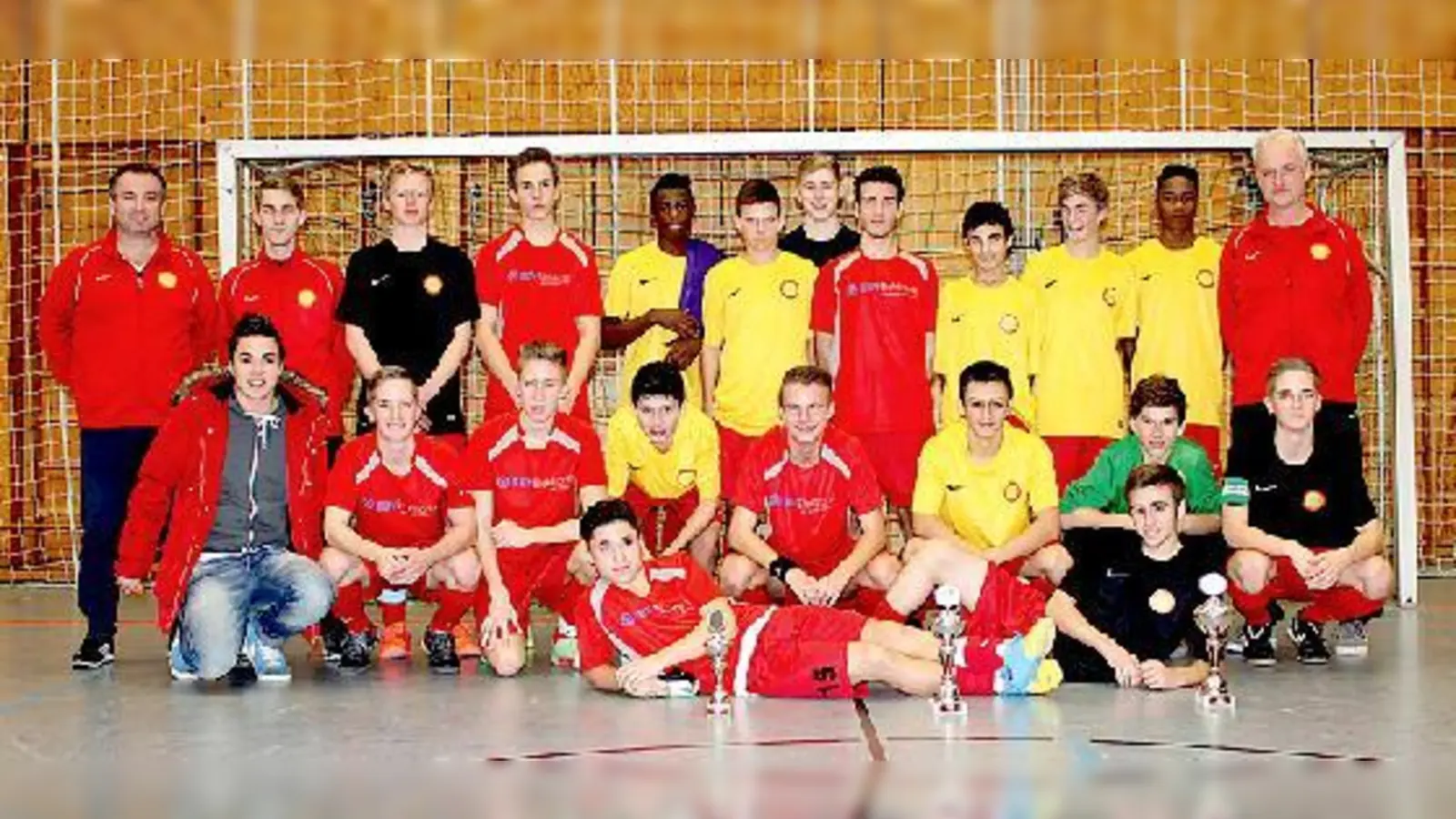 Beim Turnier in Ottobrunn belegten die zwei B-Junioren Mannschaften des FCO den ersten und zweiten Platz. 	 (Foto: privat)